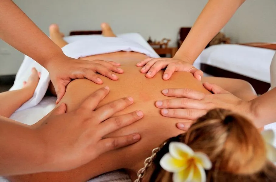 Тайский ароматический массаж массаж в четыре руки